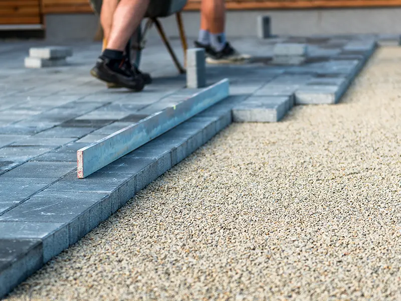 Pose de pavé dans une cour
